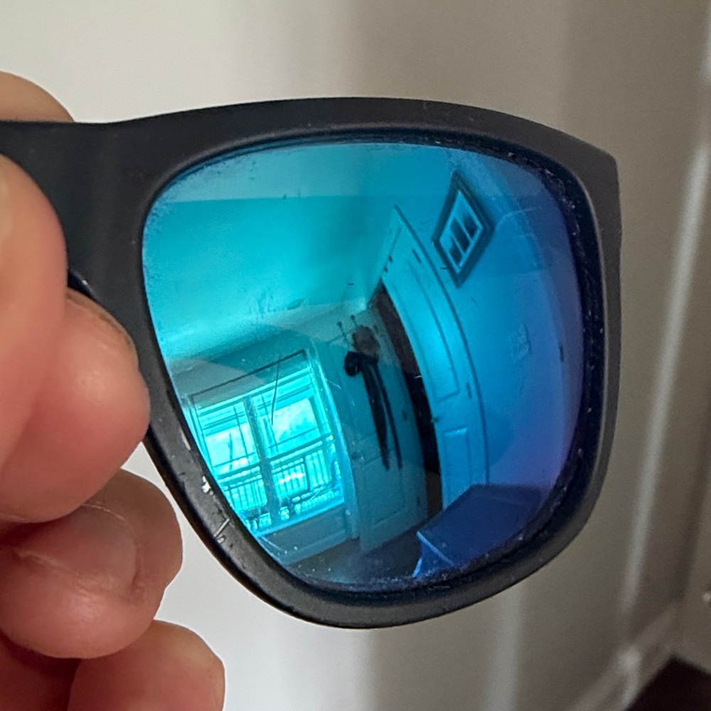 Ray BanSunglasses with Blue Mirrored Lenses - Picture 9 of 9